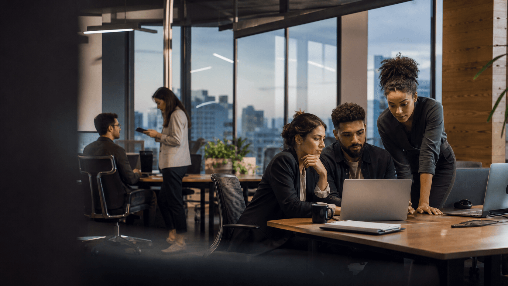 Equipe trabalhando em uma empresa conectada